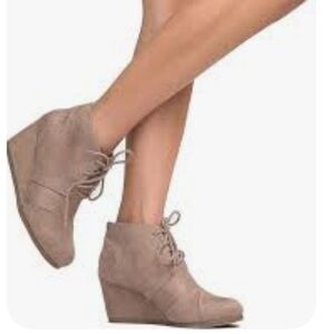 Charles Albert Suede Wedges. Sz 10